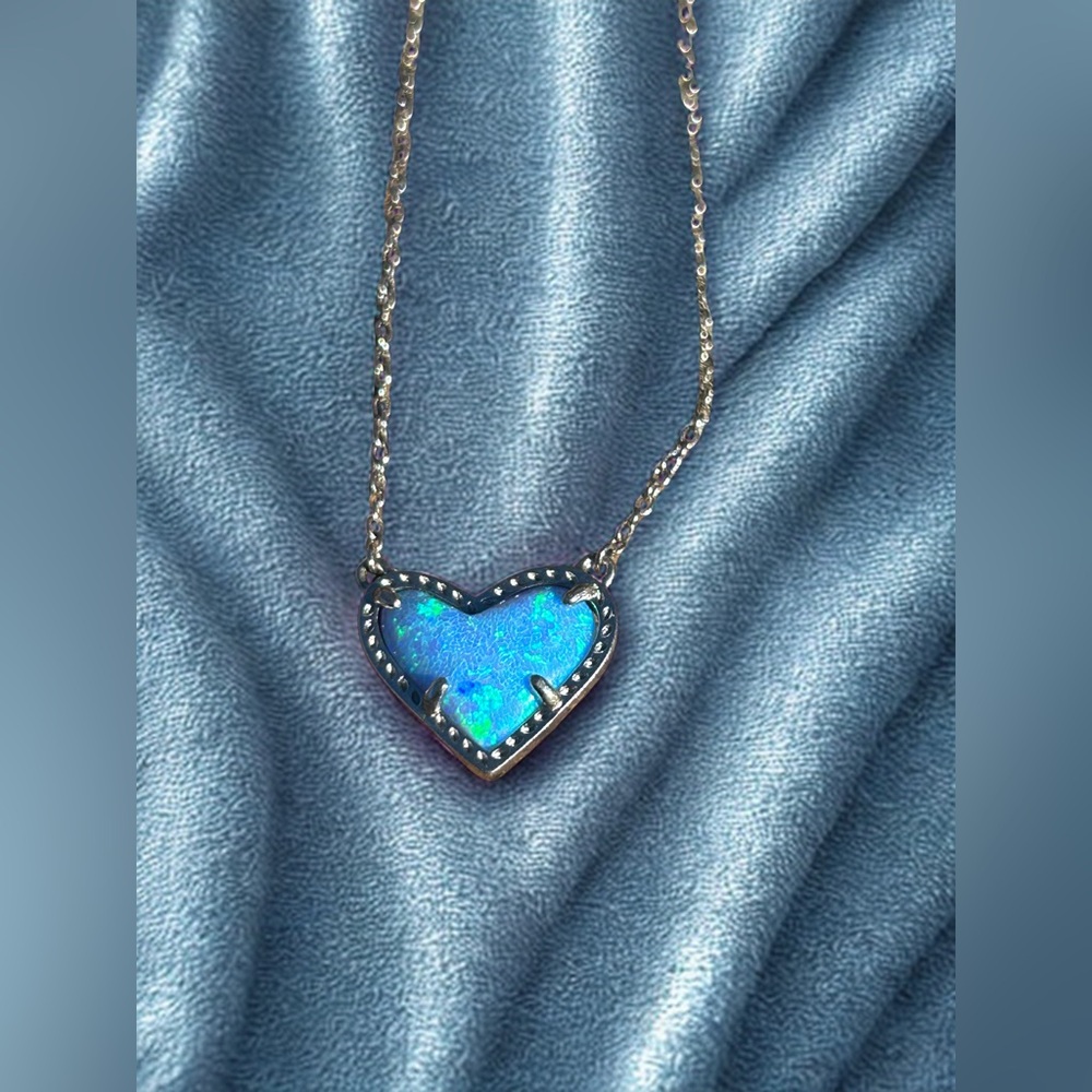 Kendra Scott Ari Heart Necklace Iridescent Pendant in Silver Toned Chain
